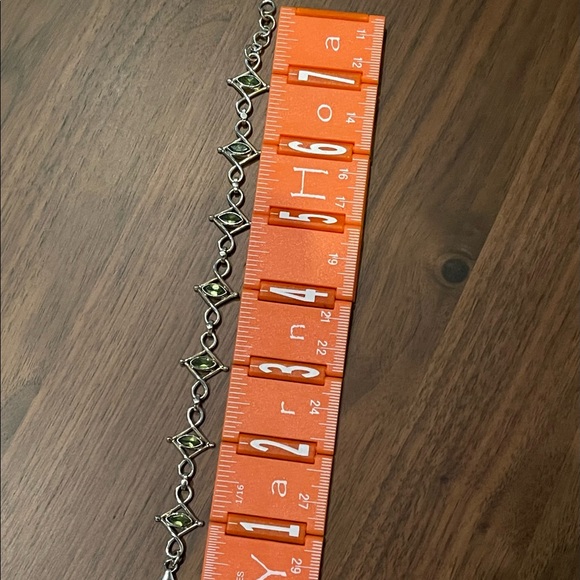 Beautiful green peridot gemstones in fancy silver setting, with fabric gift bag - Picture 3 of 4